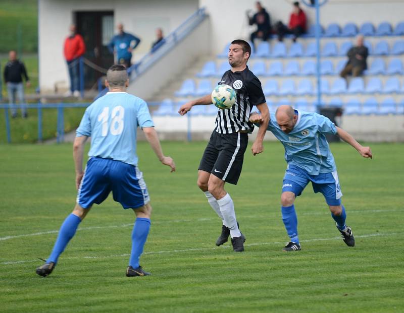 KONEČNĚ. Fotbalisté České Kamenice (v modrém) doma porazili Mojžíř a ukončili dlouhou sérii porážek.