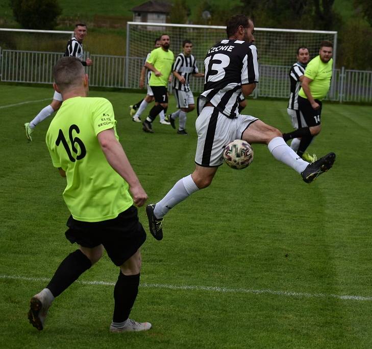 Malšovice (světlé dresy) jsou stále stoprocentní. Doma porazily Horní Podluží 5:1.