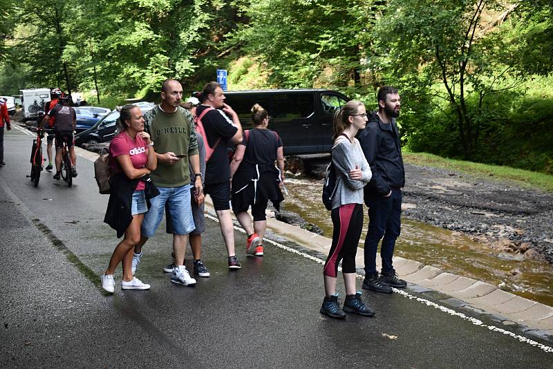 Povodeň poničila ve Hřensku jedno z velkých parkovišť, kde zůstala stát řada aut.