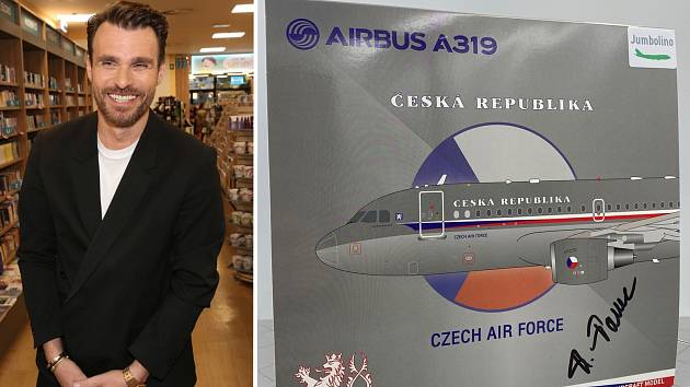 Leoš Mareš vydražil model letadla podepsaný prezidentem