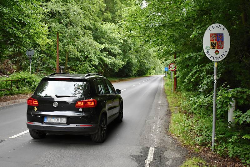 Poprvé po téměř čtvrt roce mohli turisté projet hraničním přechodem ve Hřensku, které se již probouzí k životu