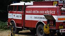 Dobrovolní hasiči z Křešic drží požární hlídku nedaleko Růžové. Úterý 9. srpna.