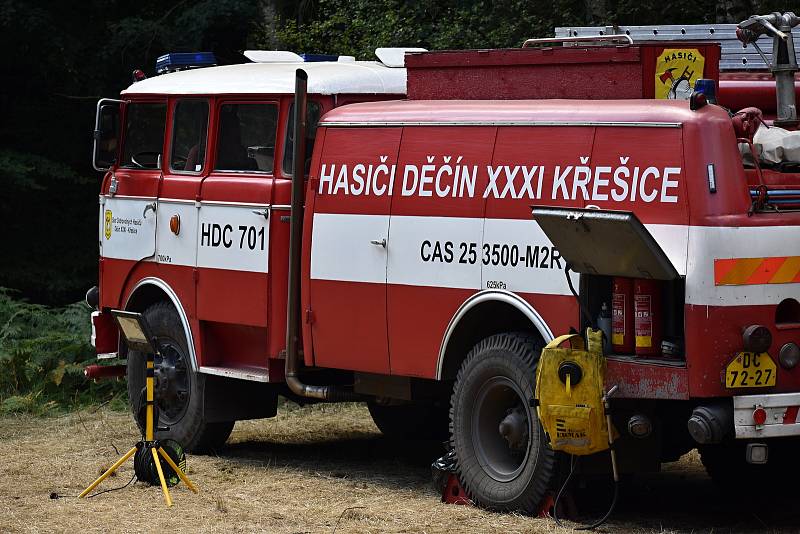 Dobrovolní hasiči z Křešic drží požární hlídku nedaleko Růžové. Úterý 9. srpna.