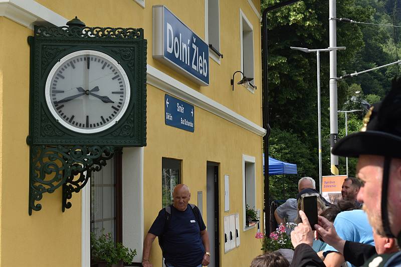 V Dolním Źlebu odhalili renovované historické hodiny.