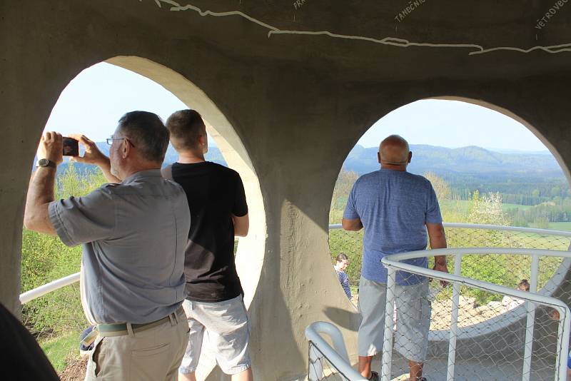 Vášniví turisté zahájili sezonu v národním parku několikakilometrovým výletem.