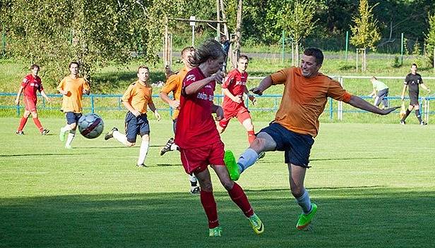 0:4. Fotbalisté České Kamenice (červené dresy) doma prohráli s Jílovým 0:4.