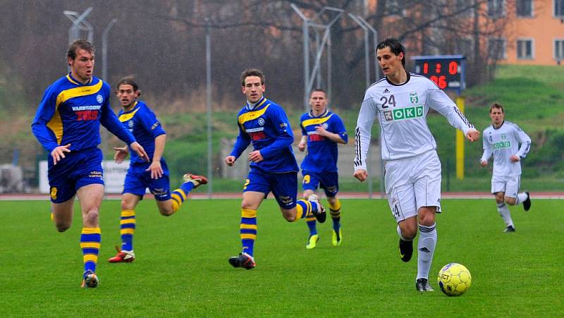 ŠKODA. Fotbalisté Varnsdorfu (v modrém) doma remizovali s Karvinou 1:1.