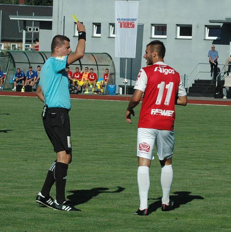 DOBRÁ PRÁCE. Varnsdorf (ve žlutém) doma porazil Pardubice 3:0.