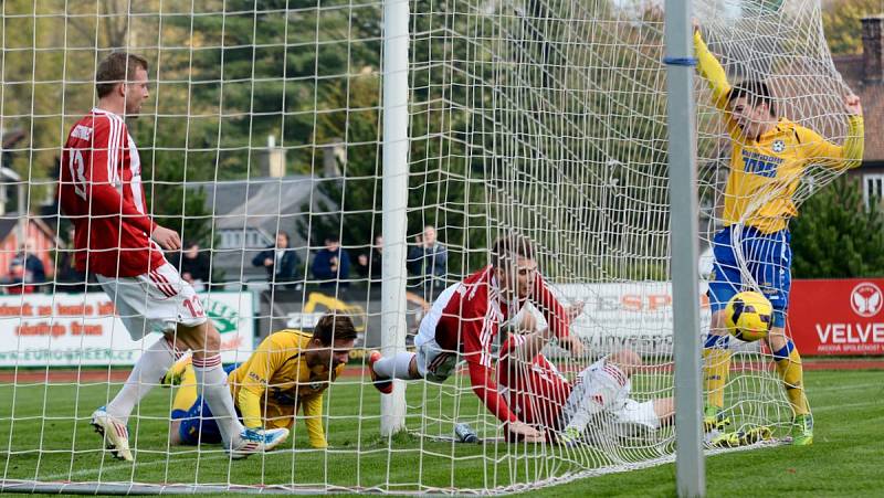 OPĚT PRVNÍ. Varnsdorf (ve žlutém) porazil Třinec 3:1.