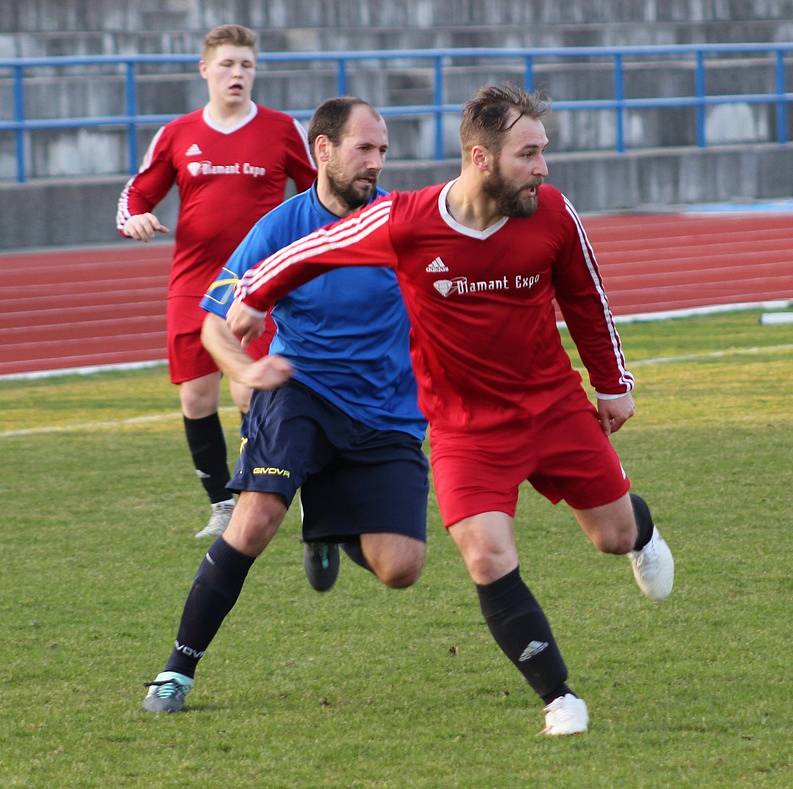 DOMÁCÍ PORÁŽKA. Rumburk (v modrém) doma prohrál 0:3 s Neštěmicemi.