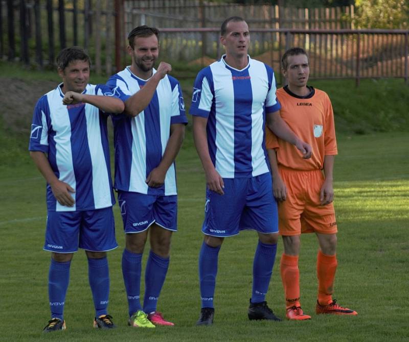 JIŘETÍN POD JEDLOVOU (pruhované dresy) doma porazil Dolní Poustevnu 3:1.