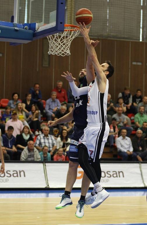 DEBAKL. Děčínští basketbalisté dostali v prvním finále od Nymburku ukrutný nářez.