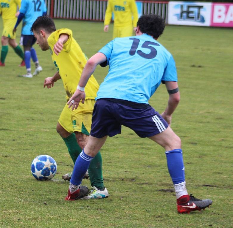 DOBRÝ START. Fotbalisté Modré (modré dresy) doma udolali Žatec 3:2.