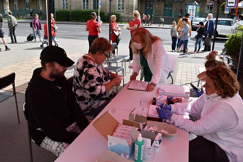 Mobilní zdravotnický tým očkoval proti covidu před hlavním vlakovým nádražím v Děčíně.