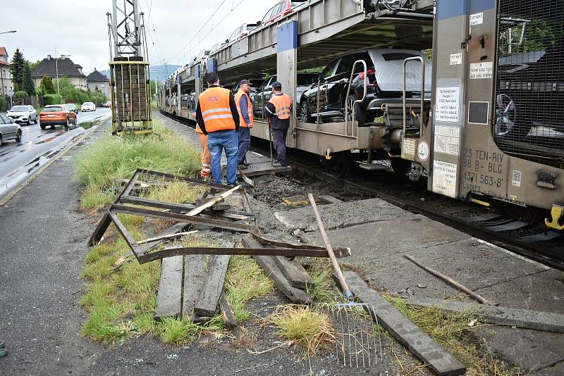 V sobotu ráno se srazilo v Děčíně - Křešicích osobní auto s vlakem.