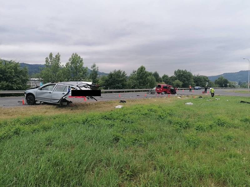 Nehoda uzavřela Ústeckou ulici v Děčíně. Jeden člověk zemřel, další se zranili. 30. července 2022.
