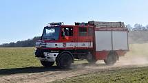Deset jednotek hasičů bojuje u Děčína s lesním požárem.