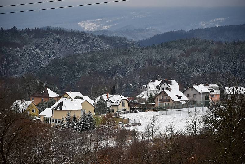 Děčínsko zasypala první větší sněhová nadílka letošní zimy.