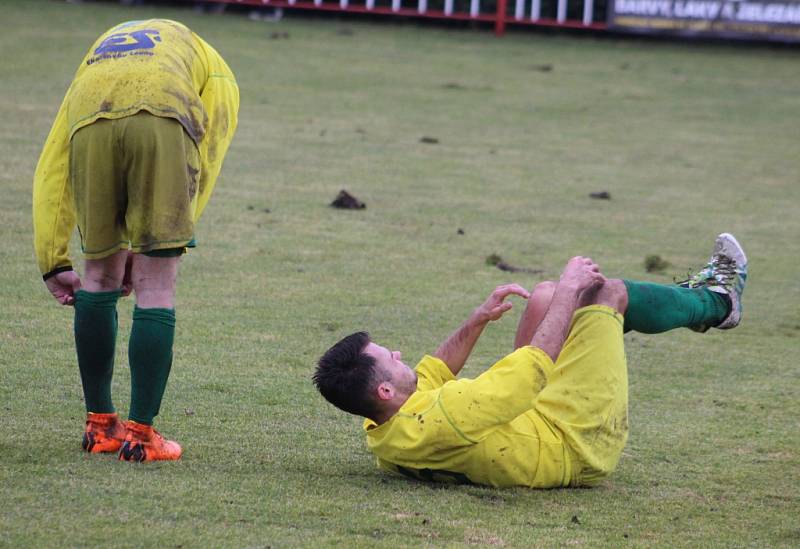 DOBRÝ START. Fotbalisté Modré (modré dresy) doma udolali Žatec 3:2.