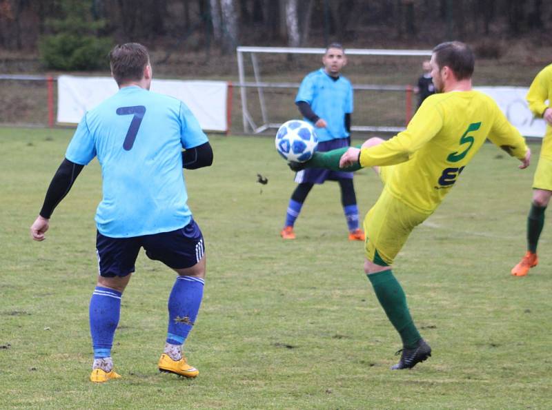 DOBRÝ START. Fotbalisté Modré (modré dresy) doma udolali Žatec 3:2.