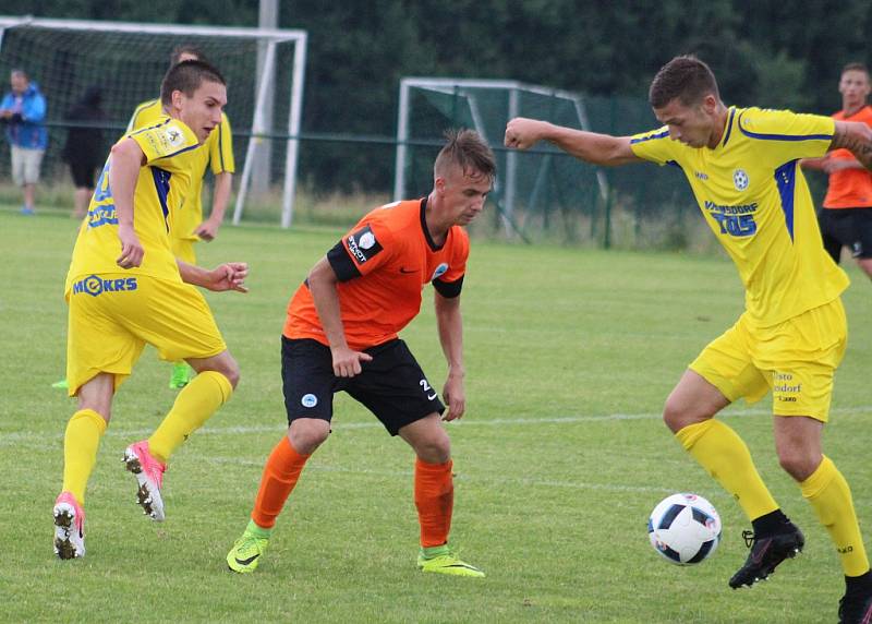 FOTBALISTÉ VARNSDORFU (ve žlutém) porazili juniorku Liberce 7:2. 