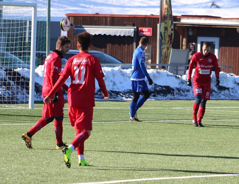 PŘÍPRAVA. Varnsdorf (v modrém) doma prohrál 1:2 proti Ústí nad Labem.