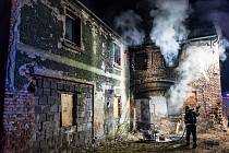Hasiči zasahují u hořícího domu v Mlýnské ulici ve Šluknově
