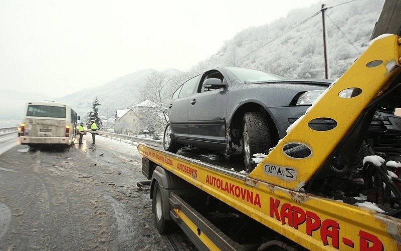 K dopravní nehodě na hlavním tahu do Ústí nad Labem došlo dnes, v pátek 12. prosince, krátce po půl šesté ráno.