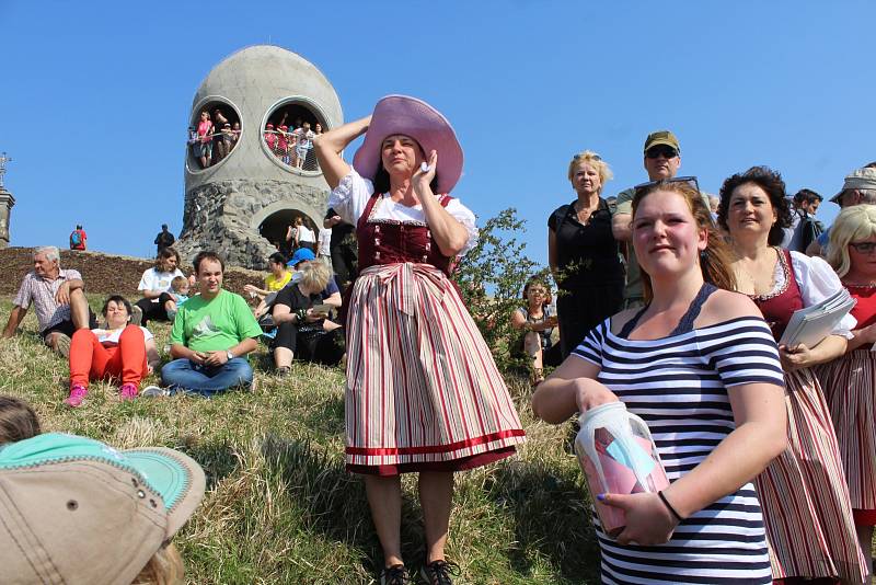 Vášniví turisté zahájili sezonu v národním parku několikakilometrovým výletem.