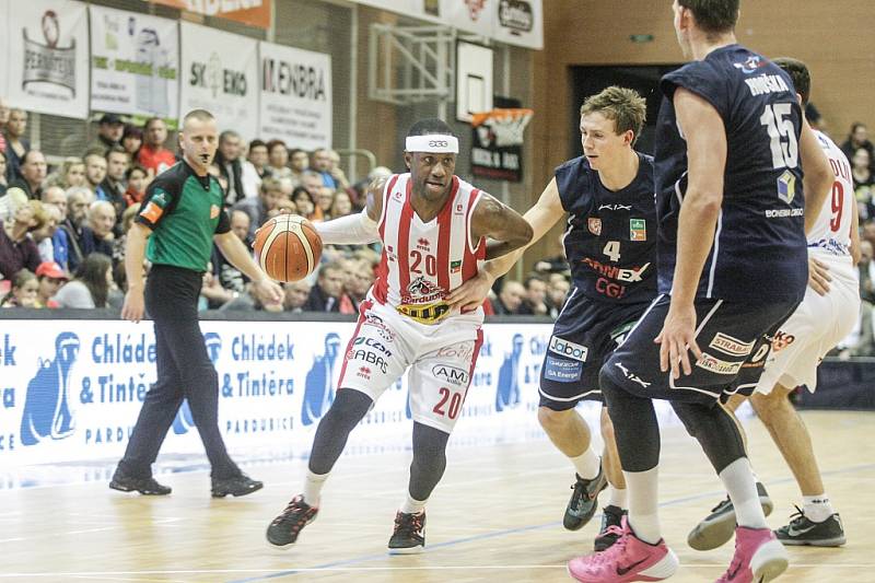 BRAVO! Basketbalový Děčín vyloupil pardubického hnízdo a potvrdil vedení v soutěži.