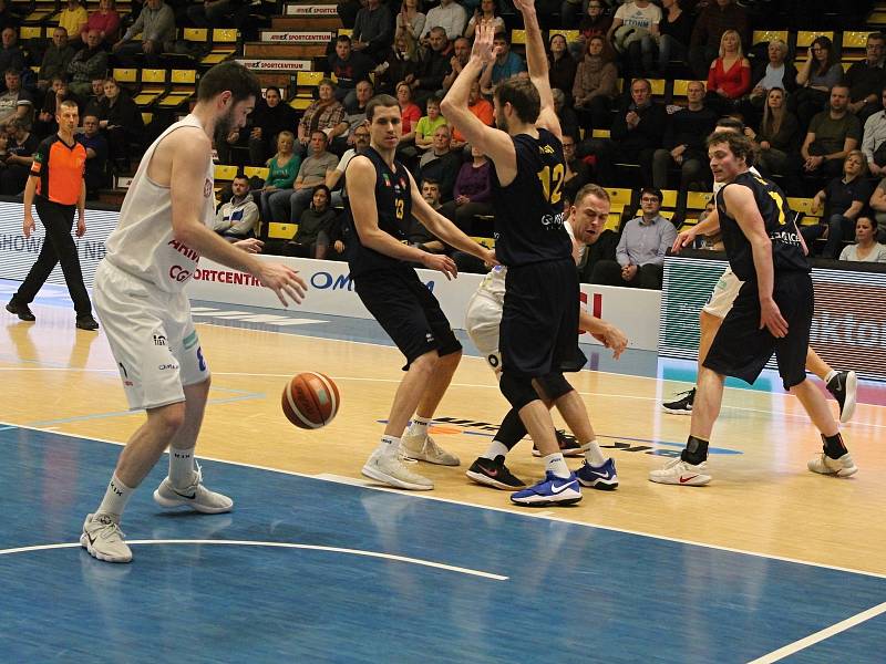 Zápas nadstavbové části basketbalové ligy mezi Děčínem a Opavou.