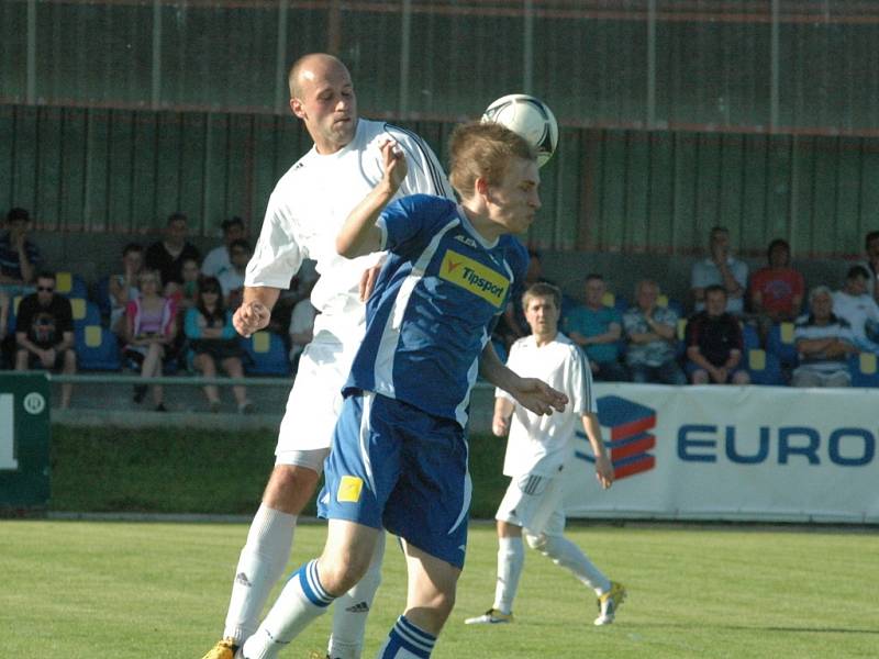 DERBY. Fotbalisté Modré (bílé dresy) doma porazili Junior Děčín 3:1.