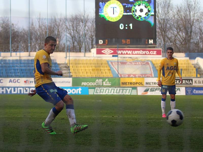 CENNÝ SKALP. Varnsdorf (tmavé dresy) porazil ligové Teplice 1:0.