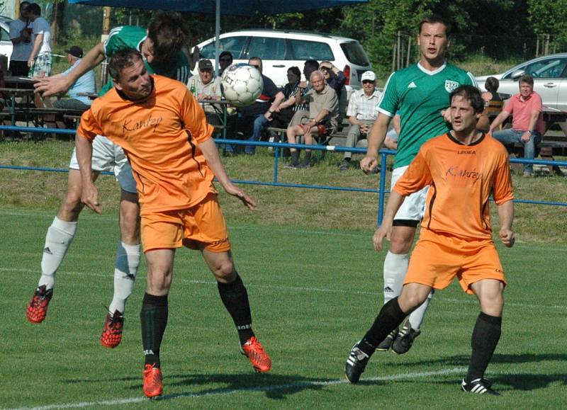 ČESKÁ KAMENICE (oranžové dresy) porazila Pokratice 3:1.