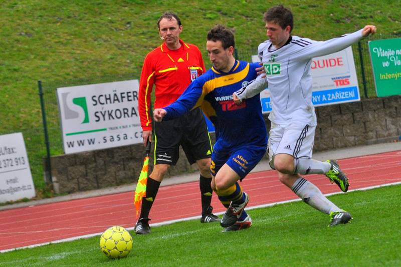 ŠKODA. Fotbalisté Varnsdorfu (v modrém) doma remizovali s Karvinou 1:1.