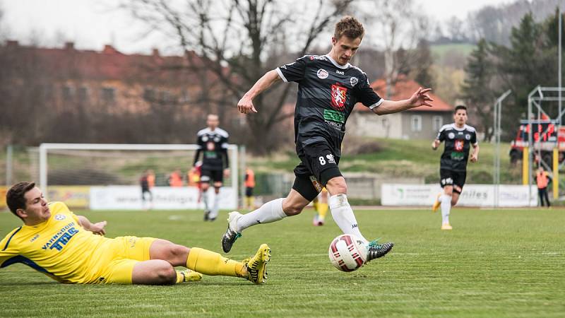 DALŠÍ BOD. Varnsdorf (ve žlutém) doma remizoval 0:0 s Hradcem Králové.