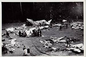 Fotografie z března 1972 po otevření místa dopadu letadla policií.