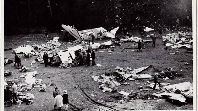 Fotografie z března 1972 po otevření místa dopadu letadla policií.