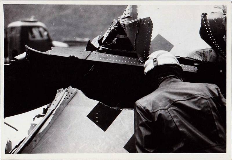 Fotografie z března 1972 po otevření místa dopadu letadla policií.