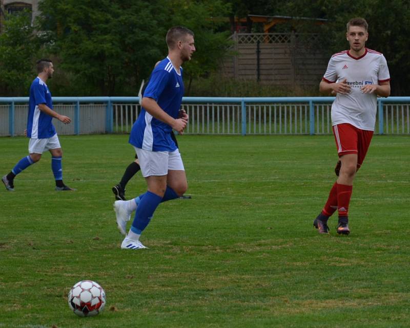 DERBY. Jílové (bílé dresy) doma prohrálo derby s Modrou 1:2.