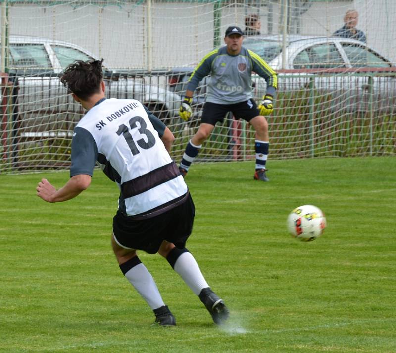 Dobkovice (pruhované dresy) porazily ve třetím kole Union Děčín na jeho hřišti jasně 7:2.