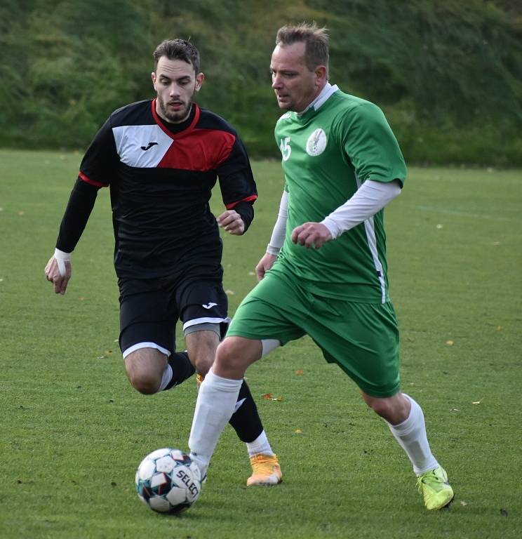 Dobkovice (černé dresy) doma porazily Heřmanov 6:3.