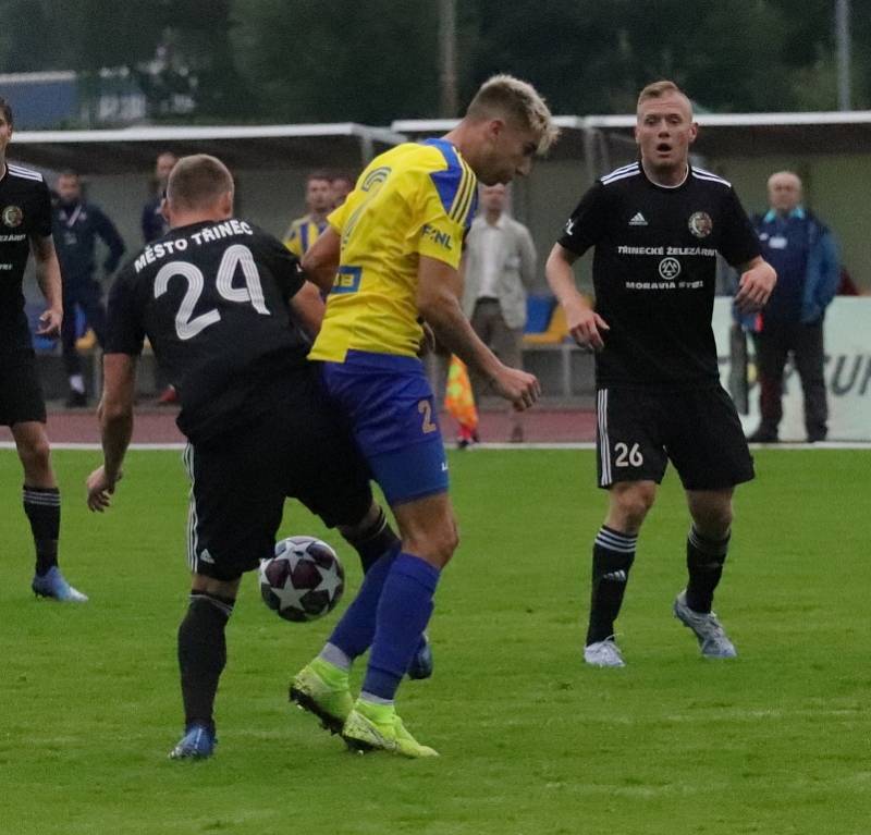 Varnsdorf (ve žlutém) porazil Třinec 1:0.