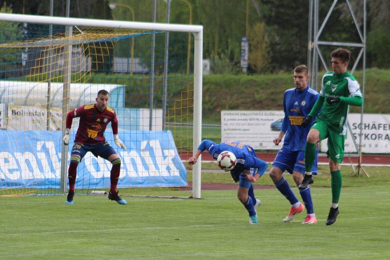 DALŠÍ PORÁŽKA. Fotbalisté Varnsdorfu (v modrém) doma prohráli s Vlašimí 0:2.