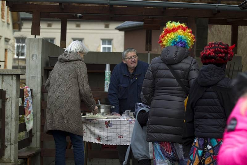 Krásnou Lípou prošel masopustní průvod.