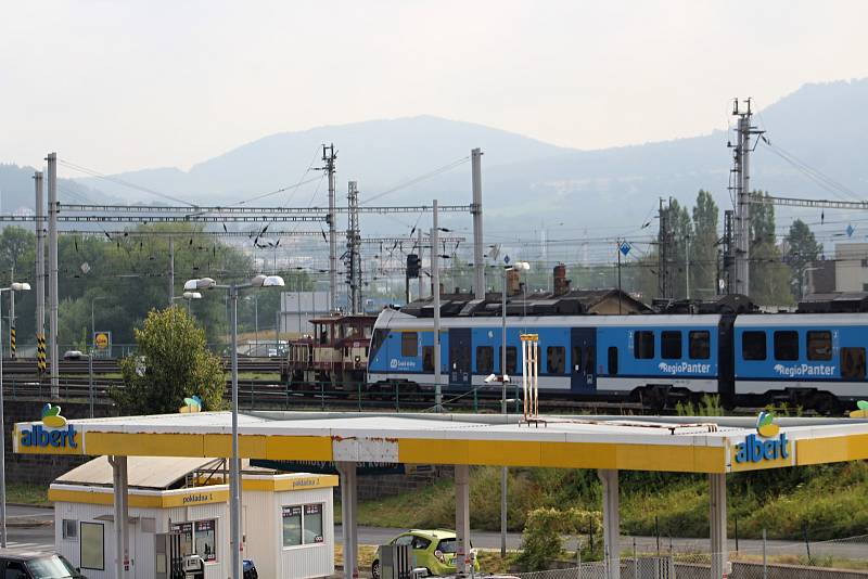 Muž, který vylezl na stožár s trolejemi, zastavit dopravu na železničním koridoru do Německa.