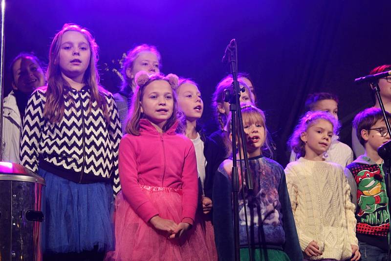 Poslední adventní víkend zahájili v Děčíně SaH, obří anděl a smyčcové trio Inflagranti společně se sborem DDM Děčín.