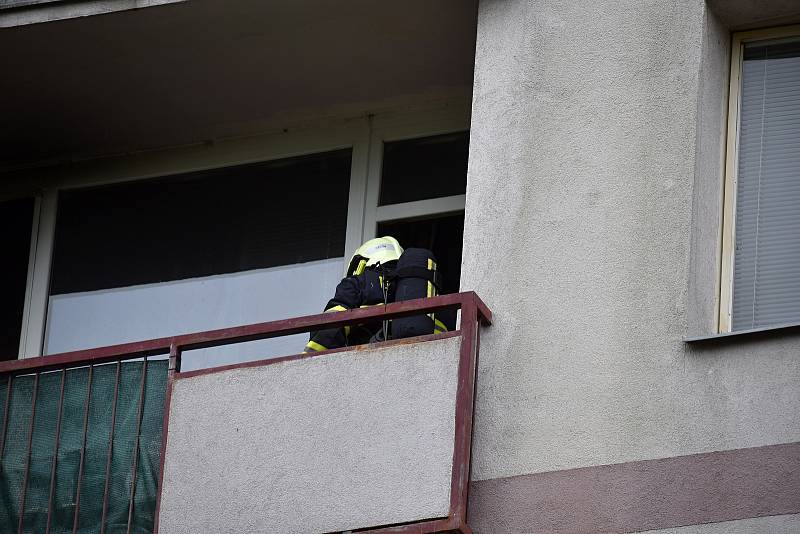 Při požáru paneláku se jeden člověk nadýchal kouře.