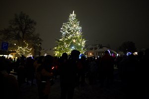 Při rozsvícení vánočního stromu zazpívala Lucie Třešňáková.