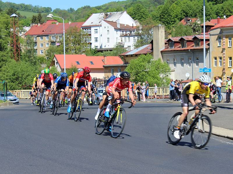 Start závěrečné etapy Závodu míru juniorů v Benešově nad Ploučnicí.